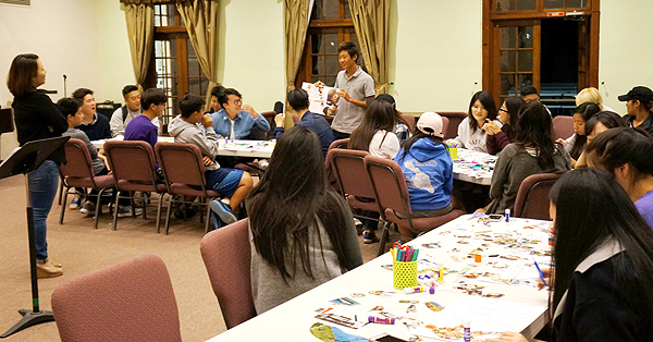 드림교회 유스그룹 학생들이 건강한 관계와 폭력적인 관계, 다른 사람을 도와줄 수 있는 방법에 관한 생각을 미술 재료를 활용해 표현하고 있다.
