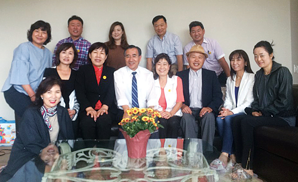 매주 열리는 작은 ‘행복축제’ 참여자들이 행복한 모습으로 활짝 웃고 있다.