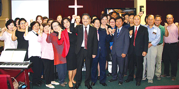 선교집회를 마친 성도들이 기념촬영을 하고 있다. 