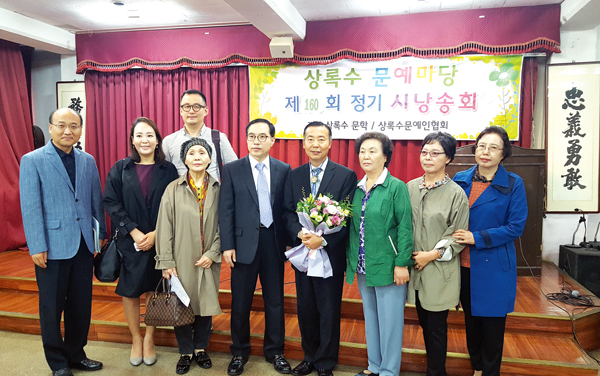 수상 직후 기념촬영. (오른쪽에서 네 번째)양태철 목사.