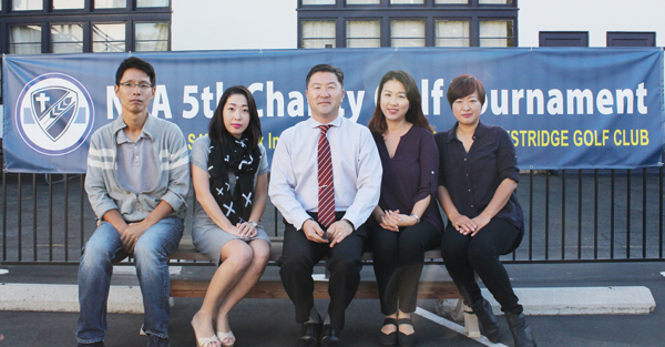 골프대회를 준비 중인 새언약학교 교직원들. 가운데가 제이슨 송 교장.