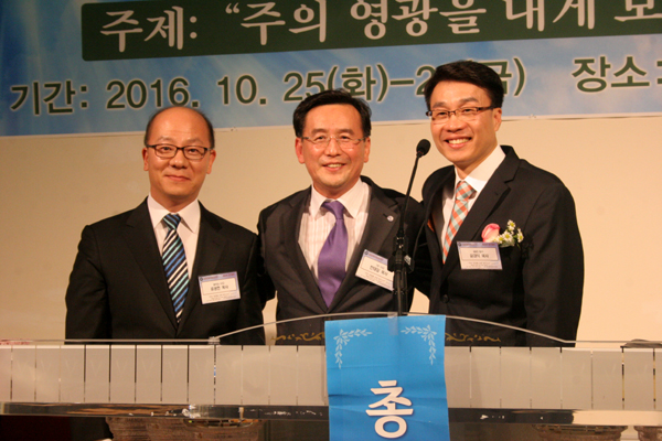오른쪽 부터 윤대식 재미 고신 총회장, 한태일 수도 노회장, 류광현 수도노회 서기