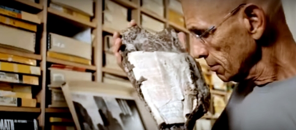 마이어리츠가 발견한 성경책을 소개하고 있다. ⓒ처치리더스닷컴 영상 캡처