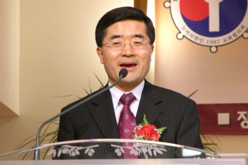 사회 김준식 목사(교협 부회장).