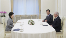 박근혜 대통령(왼쪽)이 김장환(오른쪽 아래)·김삼환 목사를 만나 대화를 나누고 있다. ⓒ청와대