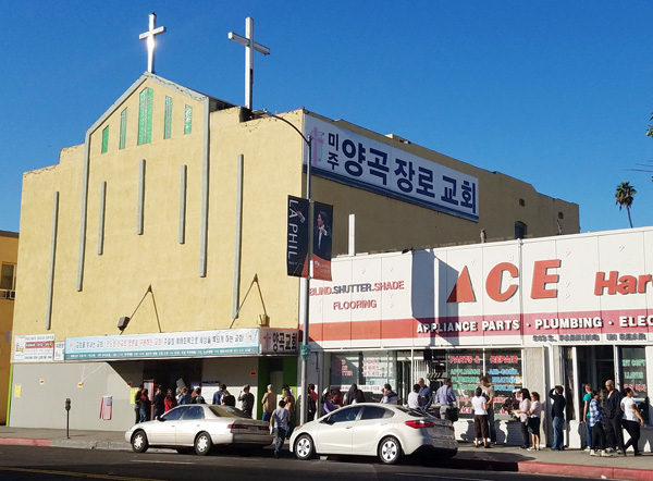 LA 한인타운 내 투표소 중 한 곳인 미주양곡교회에 투표하려는 인파가 줄을 서 있다.