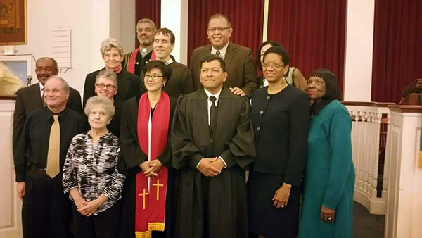 RCA 퀸즈노회 첫 한인여성 노회장으로 나영애 목사가 임직한 이후 퀸즈노회 내에 긍정적 변화들이 이어지고 있다. 사진은 지난 13일 히스패닉교회 ‘Iglesia de Cristo la Roca’에서 열린 페드로 아구델로 목사의 안수식 후 퀸즈노회 회원들이 기념촬영을 한 모습.