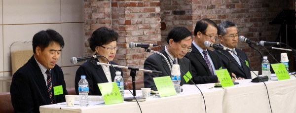 발표하고 있는 이동주 박사(왼쪽에서 두 번째).