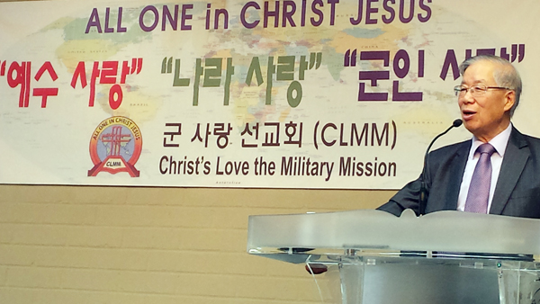 보국특별기도회에서 이정근 목사가 설교하고 있다. 