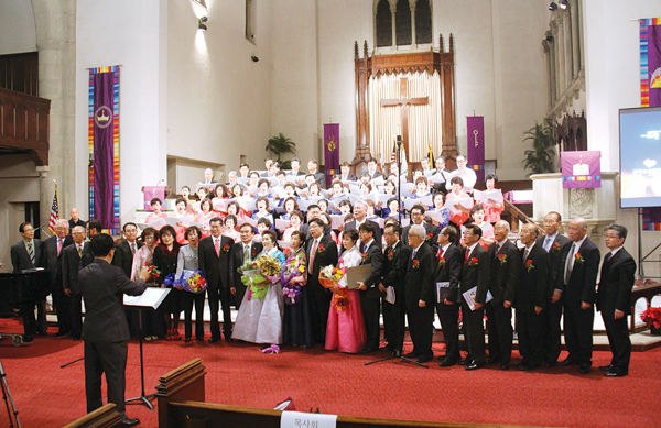 참석자들 모두가 ‘할렐루야’를 함께 합창하고 있다. 