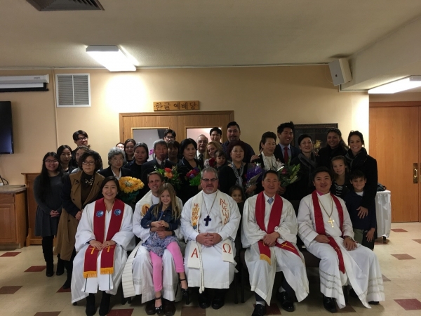 권사 및 집사 임직 예배 및 미국 대통령 봉사상 기관 인증 감사 예배를 드린 후 기념촬영. ©시온루터교회 제공