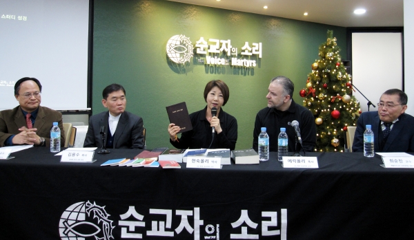 왼쪽부터 VOMK 이사 이광희 평택대학교 피어선신학대학원 교수, 이사 김용수 동대문반석교회 목사, 대표 폴리 현숙 박사, CEO 에릭 폴리 목사, 이번 조선어 스터디 성경 감수를 맡은 최순진 횃불트리니티 신학대학원대학교 교수. ⓒ이지희 기자