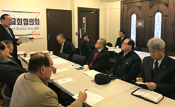 뉴욕교협 증경회장협의회 총회에서 김해종 감독이 설교하고 있다.