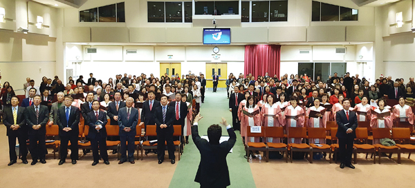 다함께 ‘할렐루야’를 합창하는 가운데 성탄절 축하 ‘연합찬양예배’가 은혜롭게 마무리됐다.