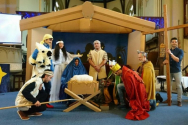 영국 세인트마크교회 무슬림 난민 개종자들이 성탄극을 하고 있다. 이들 모두 개종 후 처음으로 크리스마스를 맞이했다. ⓒ세인트마크교회