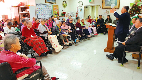 장애우사랑교회(담임 오진형 목사) 주최 ‘찬송가 암송 경연대회’를 통해 양로원 어르신들이 하나님의 위로를 받고 있다. 