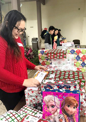 한인가정상담소가 한인들로부터 위탁가정 어린이들을 위한 선물을 후원 받아 전달했다.