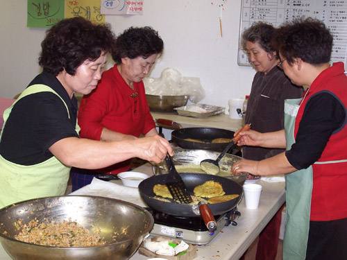 음식준비하는 성도들.