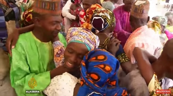 보코하람에 납치됐다가 풀려난 치복 여학생들이 가족들과 상봉하면 기뻐하고 있다. ⓒ유튜브  화면캡쳐