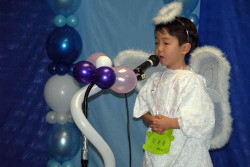 한 어린이가 성경이야기를 구연하고 있다.