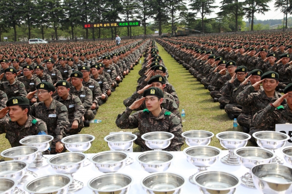 ▲진중세례식 40주년을 기념하여 2012년 5월 19일에는 논산 육군훈련소에서 9,519명에게 세례를 동시에 주었다. 당시 진중세례식에 참여한 장병들. ⓒ한국기독교군선교연합회