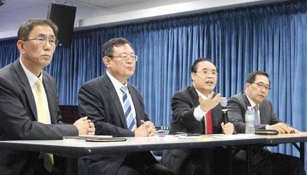 미주복음방송의 고승희, 민종기, 한기홍, 진유철 이사가 기자들의 질문에 답하고 있다.