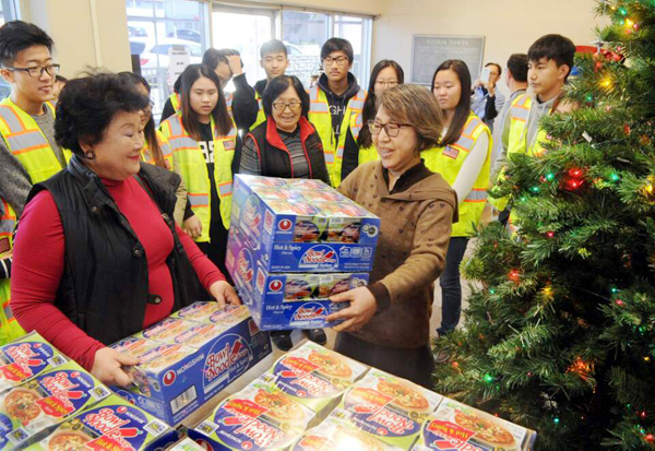 방주교회 자원봉사자들이 라면을 전달하고 있다.