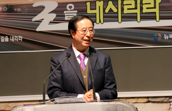 2017 시애틀 신년조찬기도회에서 설교하는 최용주 목사