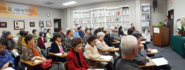 소망 시무식에서 이동진 목사가 신년 메시지를 전하고 있다. 