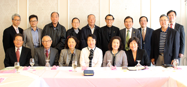 노회원들이 부부동반으로 신년하례회에 참석해 서로 격려하고 기도했다. 