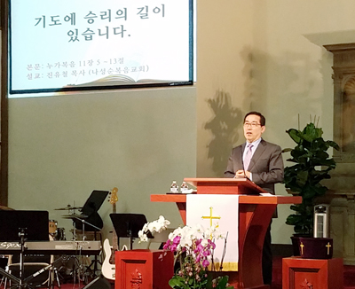 진유철 목사가 둘로스선교교회에서 설교하고 있다.