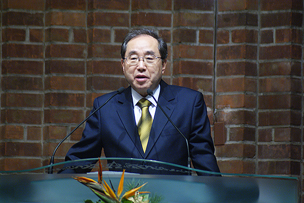 뉴욕초대교회가 7일 오후8시30분 베드로회 주관으로 구국기도회를 개최했다. 김승희 목사가 설교하고 있다.