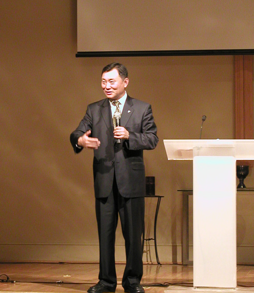 열정적으로 간증을 전하는 반봉혁 장로