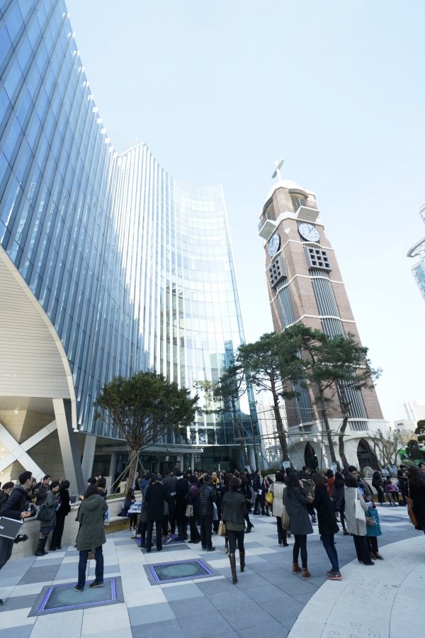 사랑의교회 광장으로 나온 성도들의 뒤로 북쪽미션센터와 시계탑이 보인다.