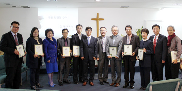 남가주목사회의 회장단. 왼쪽에서 세 번째가 백지영 전 회장, 여섯 번째가 샘 신 수석부회장, 일곱 번째가 김영구 회장, 열한 번째가 엄규서 직전 회장이고 그 외에는 부회장들이다.  