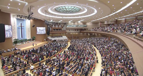 지난해 10월 말 허영란 목사가 연세중앙교회 성전을 가득 메운 성도들과 함께 찬양으로 은혜받고 하나님께 영광 돌리던 모습.