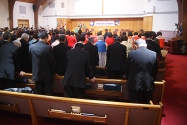 뉴저지교협이 22일 오후5시 뉴저지한소망교회에서 신년감사예배 및 하례만찬식을 개최했다. 참석한 목회자들과 성도들이 기도하고 있다.