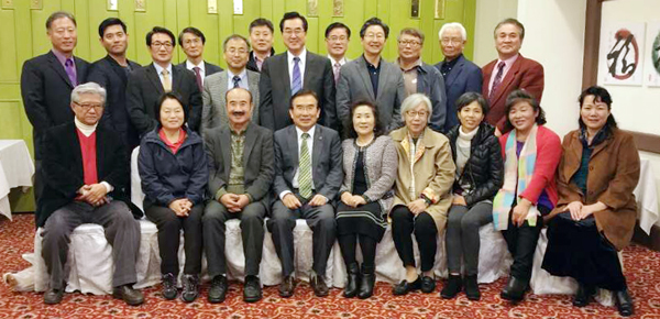 총동문회 정기총회를 마친 후 기념촬영. 앞줄 왼쪽에서 네 번째가 최순길 회장.