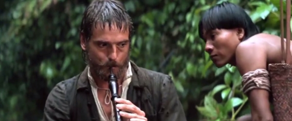 영화 ‘미션’에서 가브리엘 신부가 오보에를 연주하는 모습 ⓒ스틸컷