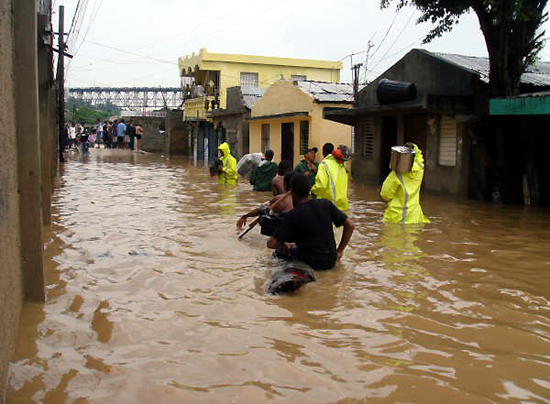홍수로 다리밑 마을이 대부분 물에 잠겼다.