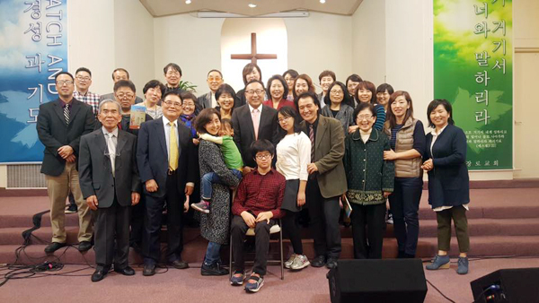 이다윗 군의 집회를 마치고 성도들이 함께 기념촬영했다.
