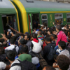 ▲시리아 난민들이 유럽으로 가기 위해 몸부림을 치고 있다. ⓒ오픈도어 선교회