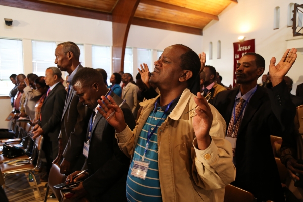 ▲현지인 참석자들이 기도하고 있다. ⓒ사랑의교회