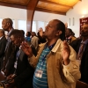 ▲현지인 참석자들이 기도하고 있다. ⓒ사랑의교회