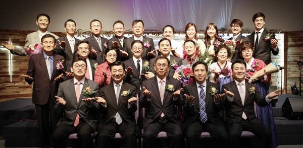 임직예배를 마친 후 임직자들과 안수위원들이 축복의 손을 내밀고 함께 기념촬영 했다.