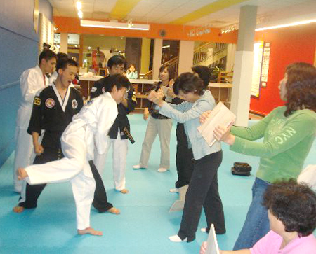 흰벨트를 받기 위해 테스트 받는 밀알 단원들