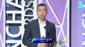 ▲비와이가 22일 진행된 Mnet 가운차트 뮤직 어워드에서 올해의 발견상 힙합부문에 선정됐다. ©Mnet 영상 캡처