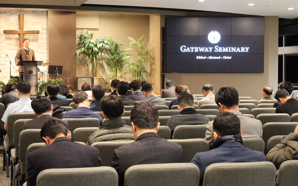 둘째 날 오전 집회에서 박성근 목사가 메시지를 전하고 있다.