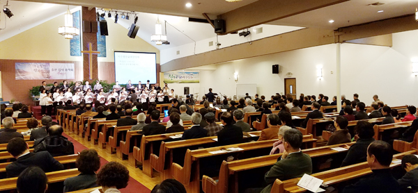 출판 감사 음악회에서 미주평안교회 찬양대가 연주하고 있다. 