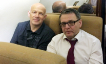 귀국하는 비행기에서 피터 야섹 선교사(좌)와 체코 외무부 장관 루보미르 자오랄렉(우) ⓒ루보미르 자오랄렉 트위터